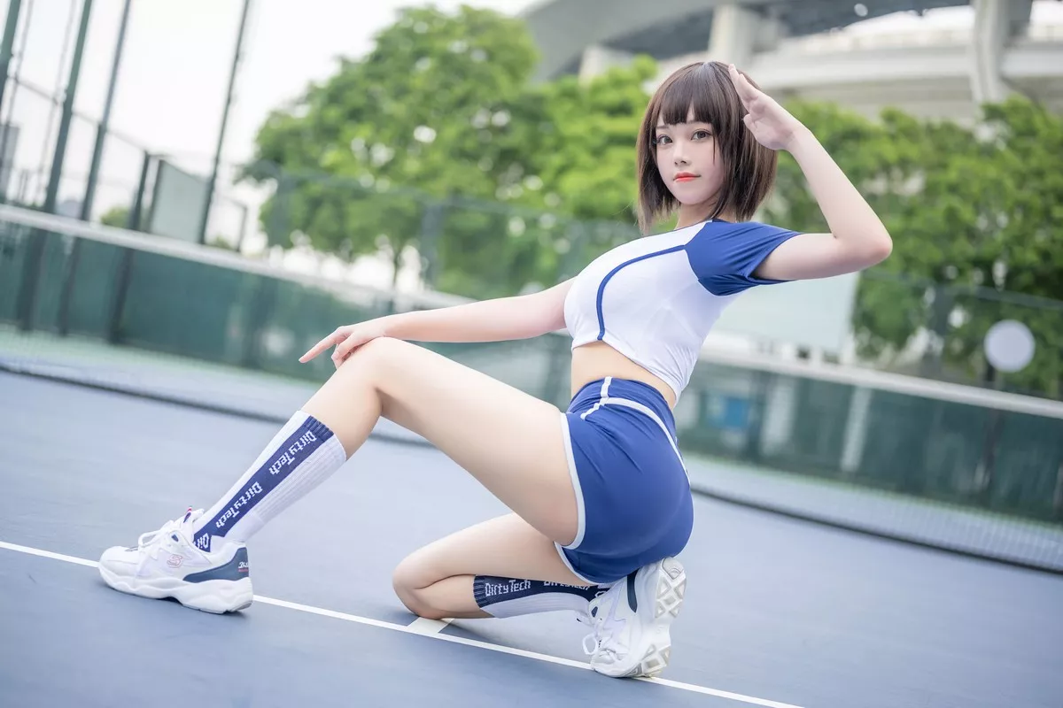 萌系小姐姐蜜汁猫裘体操服主题户外运动装半脱露白色蕾丝内衣秀豪乳诱惑写真50P