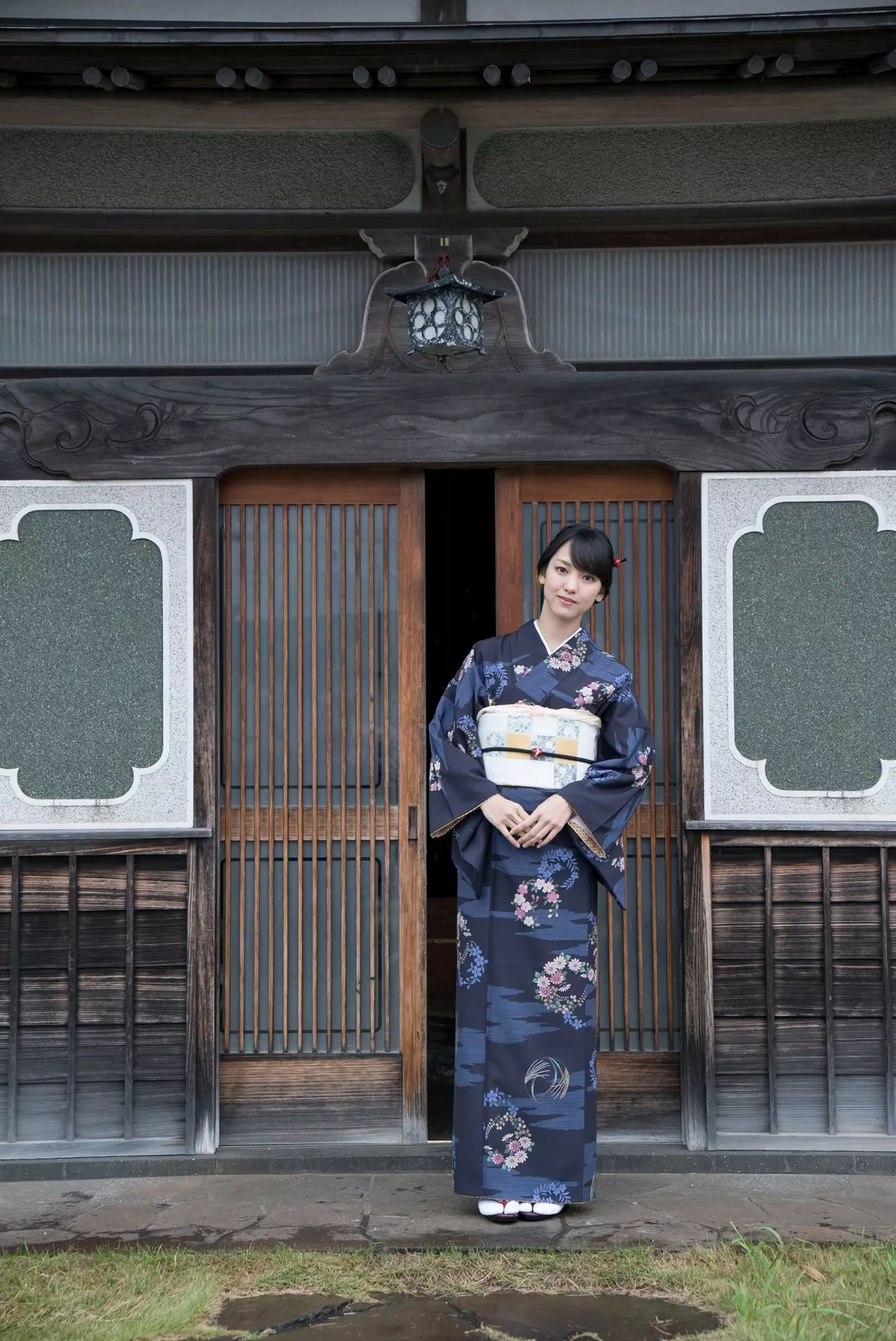 日本萌妹子饭洼春菜户外和服主题私房内衣系列+红色吊裙秀完美身材性感写真98P