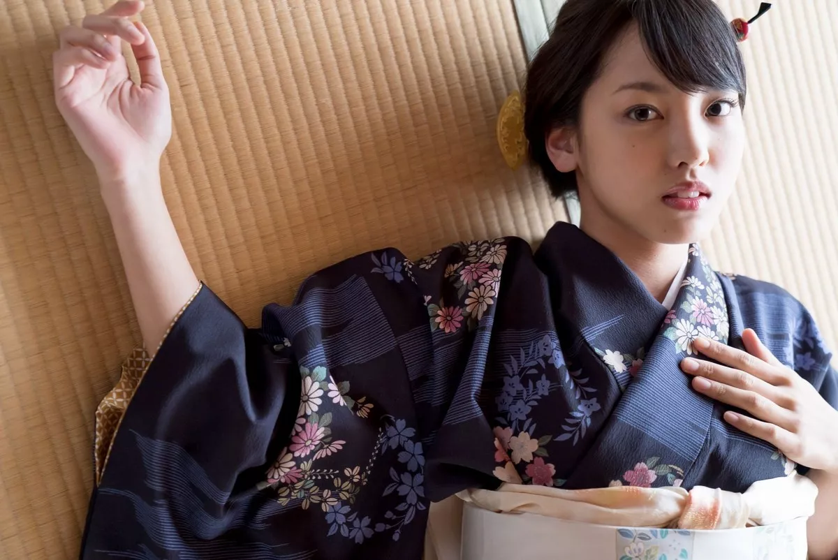 日本萌妹子饭洼春菜户外和服主题私房内衣系列+红色吊裙秀完美身材性感写真98P