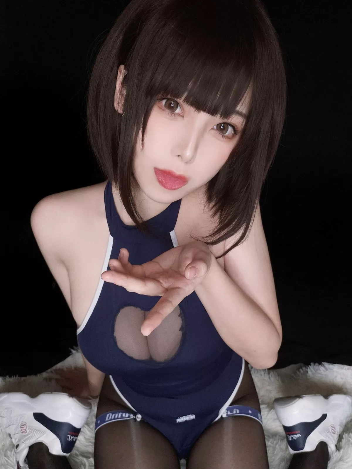 萌系小姐姐蜜汁猫裘水着服饰主题私房性感高叉连体衣配超薄黑丝裤袜诱惑写真34P