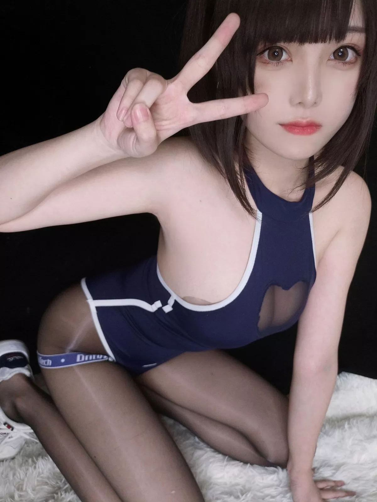 萌系小姐姐蜜汁猫裘水着服饰主题私房性感高叉连体衣配超薄黑丝裤袜诱惑写真34P