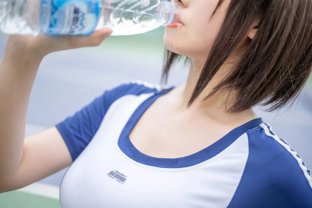 萌系小姐姐蜜汁猫裘体操服主题户外运动装半脱露白色蕾丝内衣秀豪乳诱惑写真50P