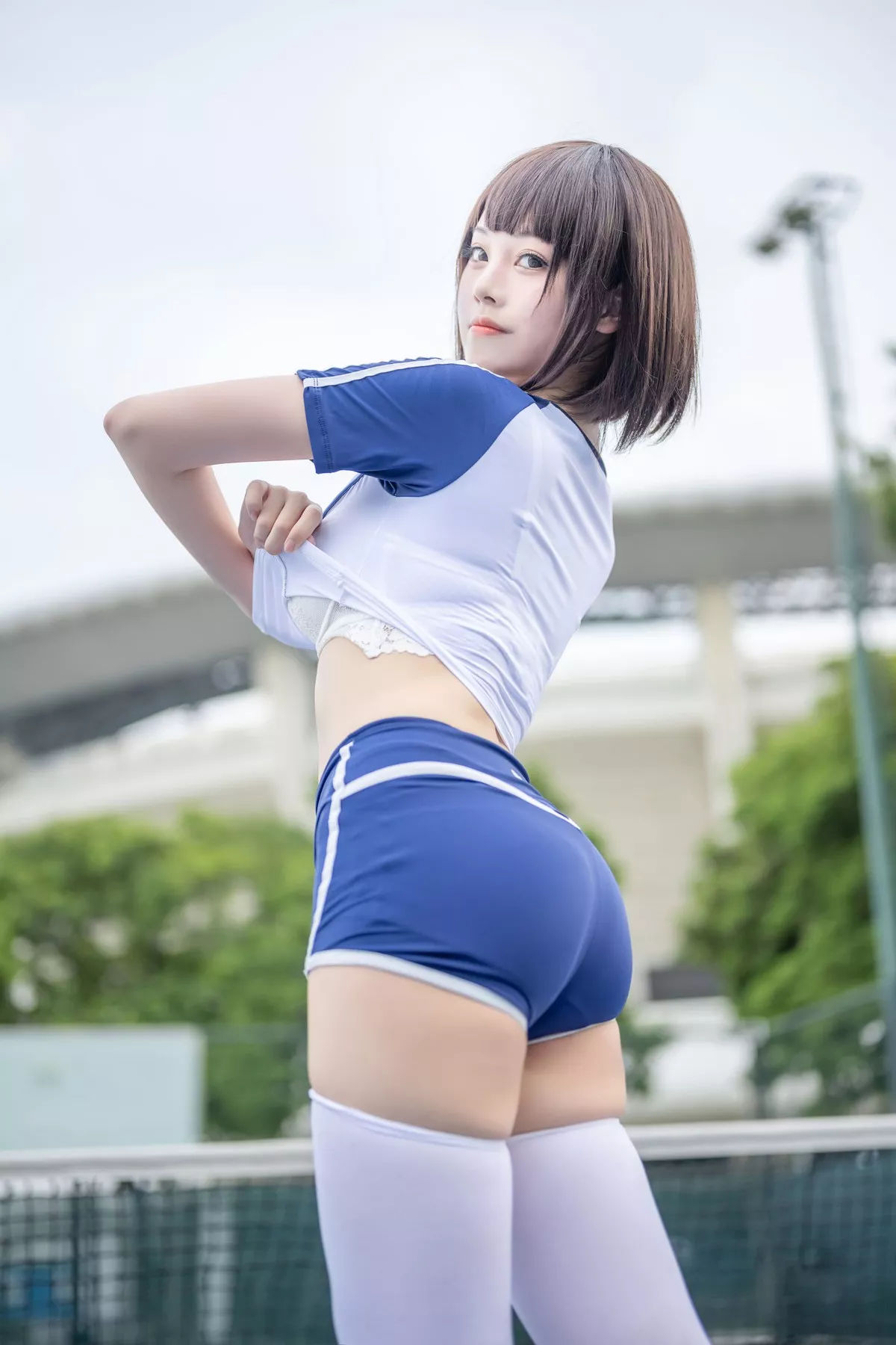 萌系小姐姐蜜汁猫裘体操服主题户外运动装半脱露白色蕾丝内衣秀豪乳诱惑写真50P