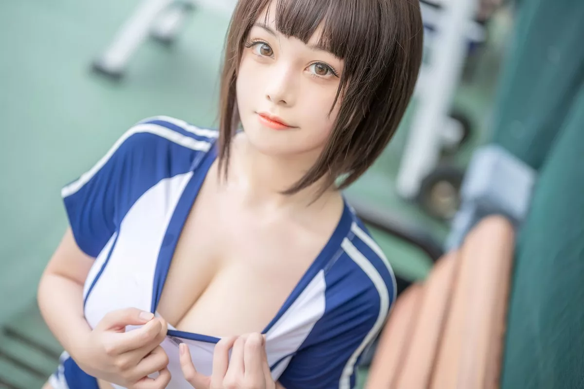 萌系小姐姐蜜汁猫裘体操服主题户外运动装半脱露白色蕾丝内衣秀豪乳诱惑写真50P