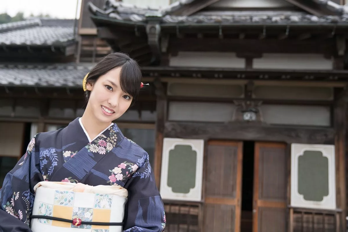 日本萌妹子饭洼春菜户外和服主题私房内衣系列+红色吊裙秀完美身材性感写真98P