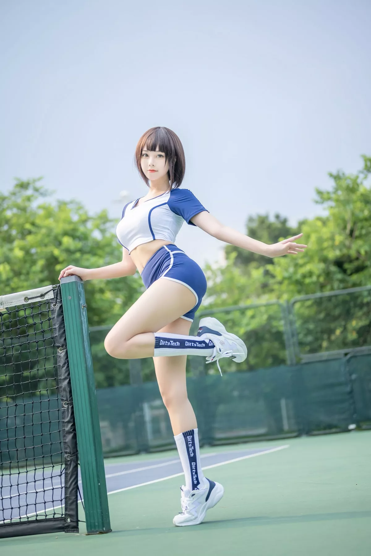 萌系小姐姐蜜汁猫裘体操服主题户外运动装半脱露白色蕾丝内衣秀豪乳诱惑写真50P