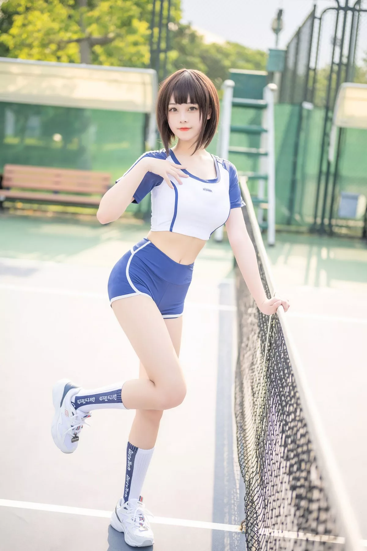 萌系小姐姐蜜汁猫裘体操服主题户外运动装半脱露白色蕾丝内衣秀豪乳诱惑写真50P