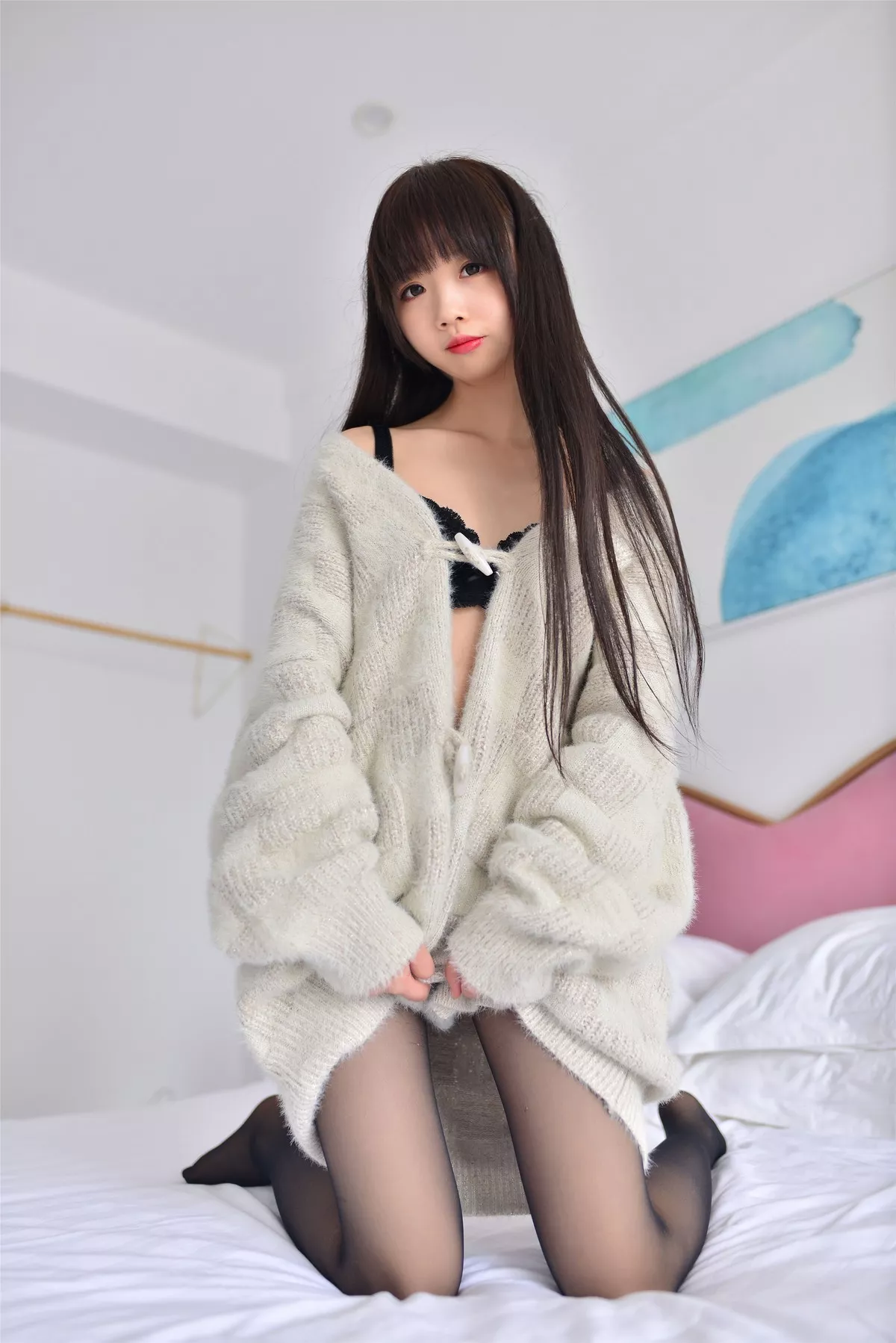 Coser小姐姐雪琪毛衣主题私房半脱露黑色蕾丝内衣配黑丝裤袜秀美腿诱惑写真34P