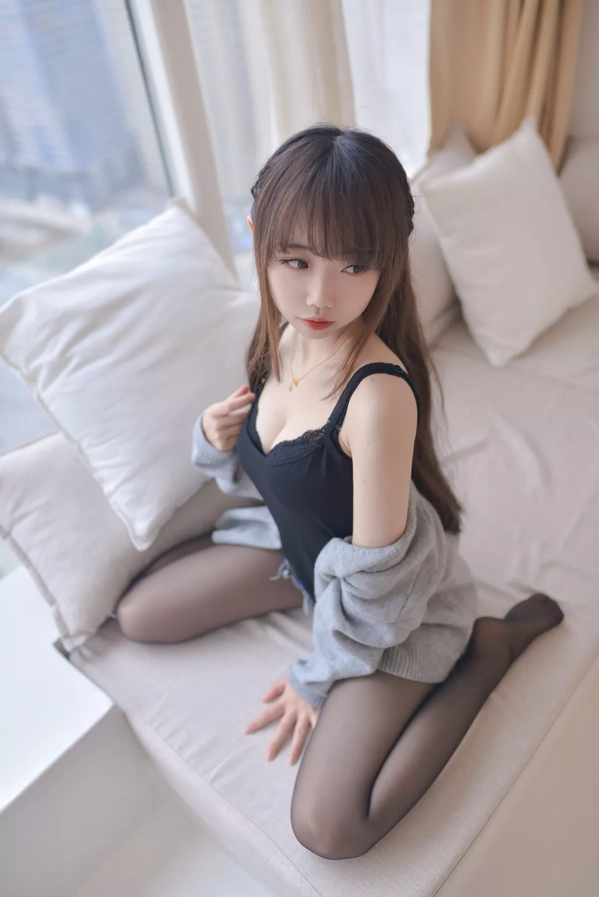 Coser小姐姐雪琪牛仔黑丝大姐姐主题私房黑色服饰配齐逼牛仔裤秀翘臀诱惑写真51P