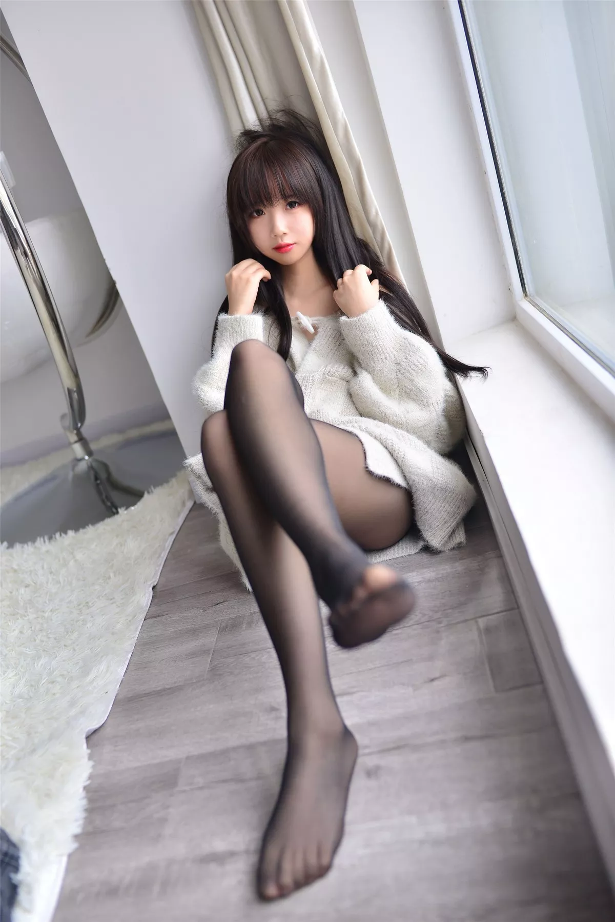 Coser小姐姐雪琪毛衣主题私房半脱露黑色蕾丝内衣配黑丝裤袜秀美腿诱惑写真34P