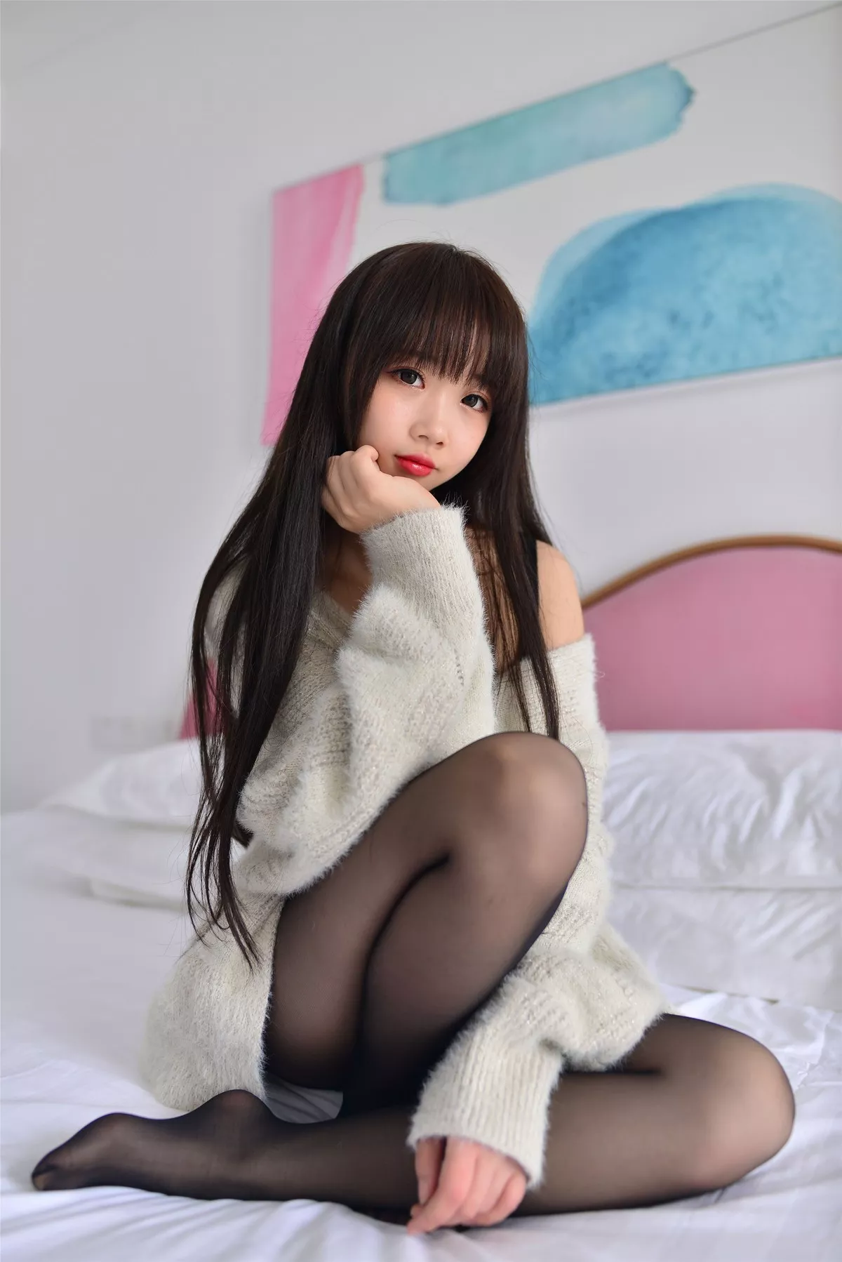 Coser小姐姐雪琪毛衣主题私房半脱露黑色蕾丝内衣配黑丝裤袜秀美腿诱惑写真34P