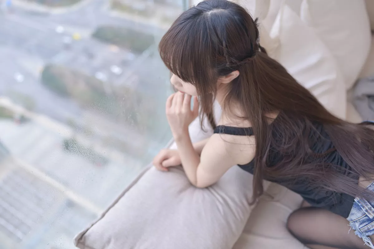 Coser小姐姐雪琪牛仔黑丝大姐姐主题私房黑色服饰配齐逼牛仔裤秀翘臀诱惑写真51P