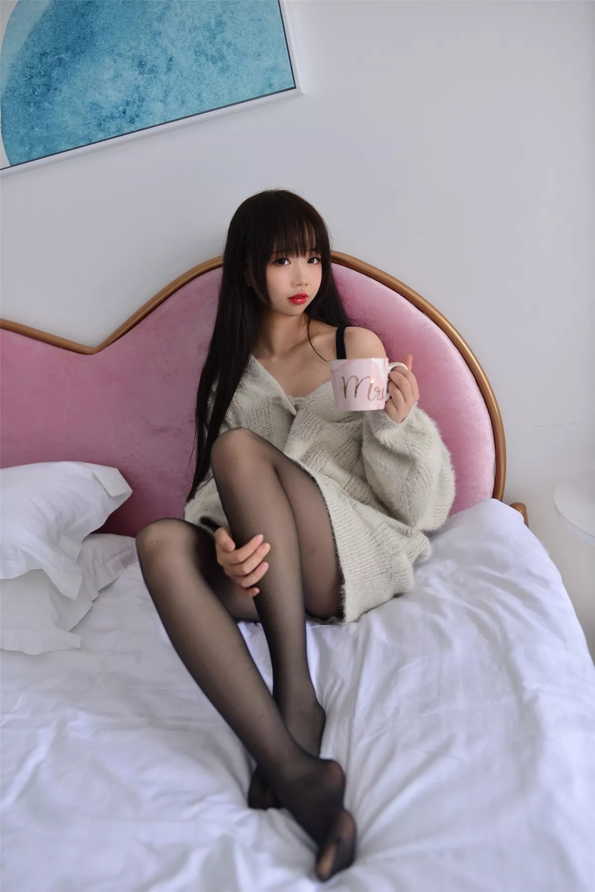Coser小姐姐雪琪毛衣主题私房半脱露黑色蕾丝内衣配黑丝裤袜秀美腿诱惑写真34P