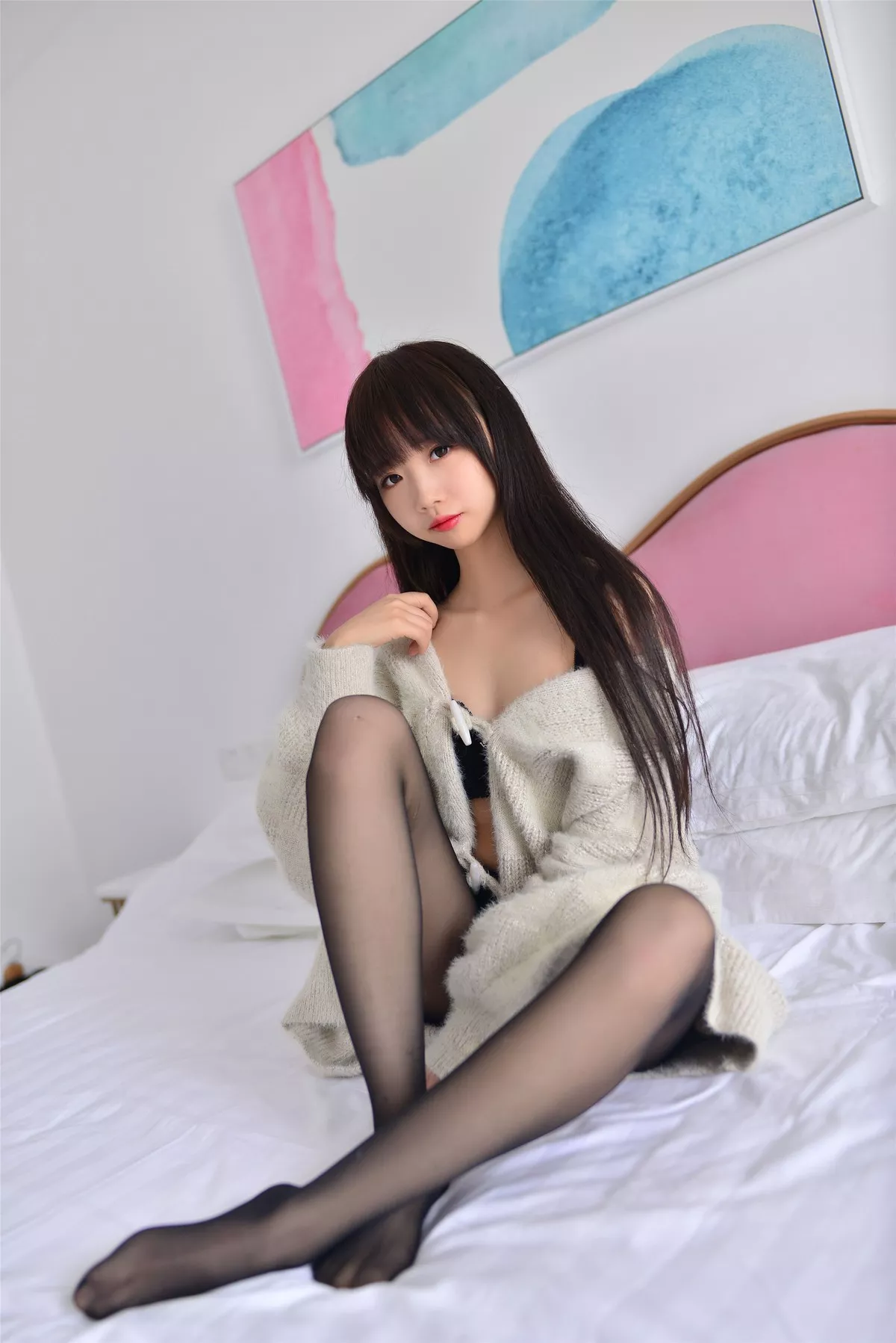 Coser小姐姐雪琪毛衣主题私房半脱露黑色蕾丝内衣配黑丝裤袜秀美腿诱惑写真34P