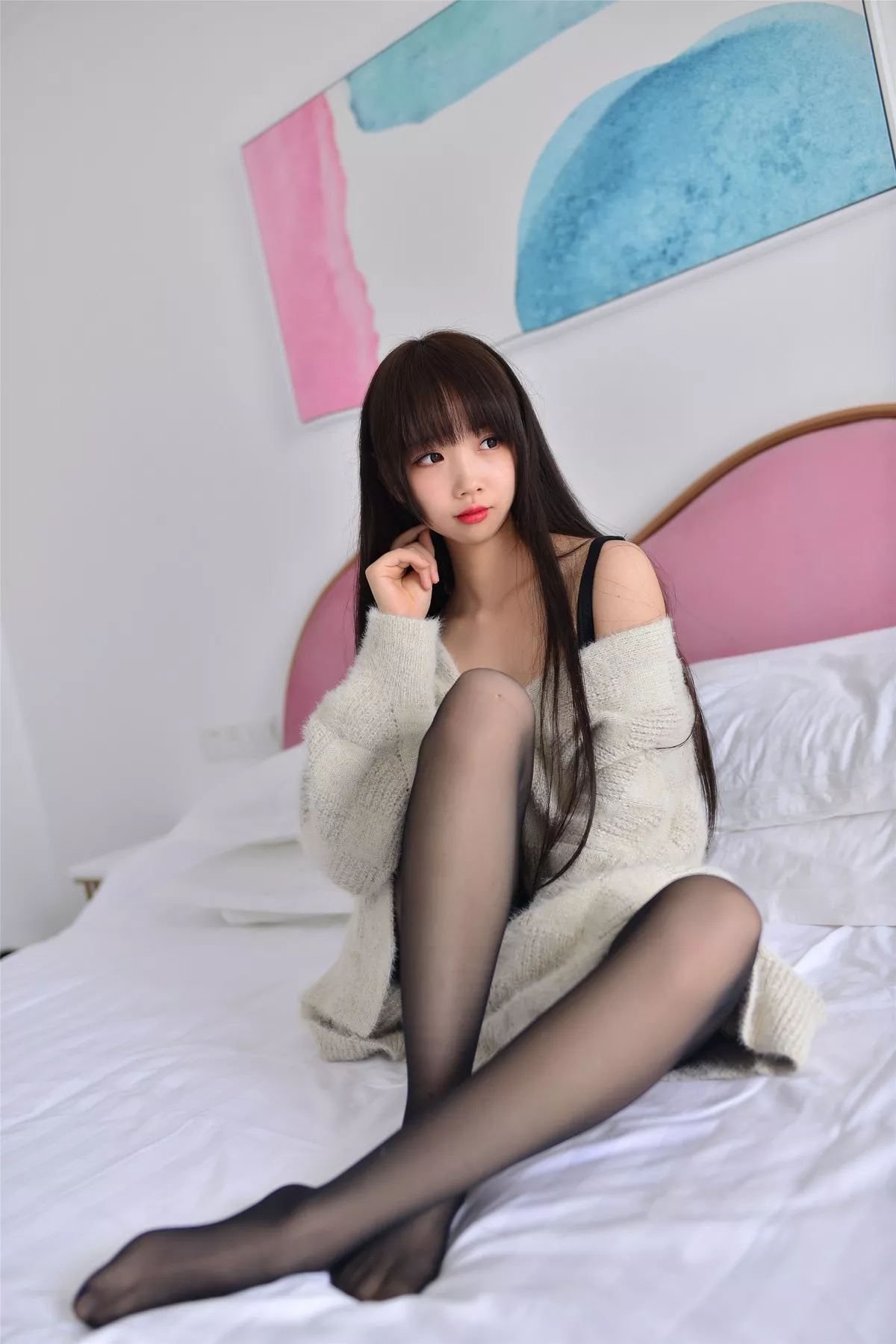 Coser小姐姐雪琪毛衣主题私房半脱露黑色蕾丝内衣配黑丝裤袜秀美腿诱惑写真34P