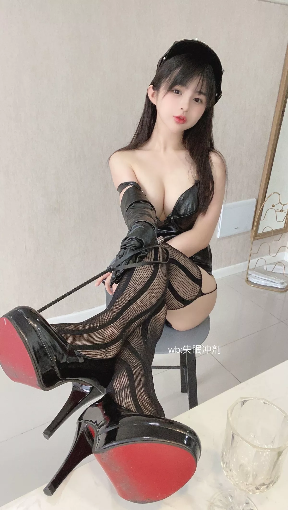 网络美女桜井宁宁抖S姐姐主题私房黑色皮衣配缕空黑丝吊袜秀翘臀美腿诱惑写真100P