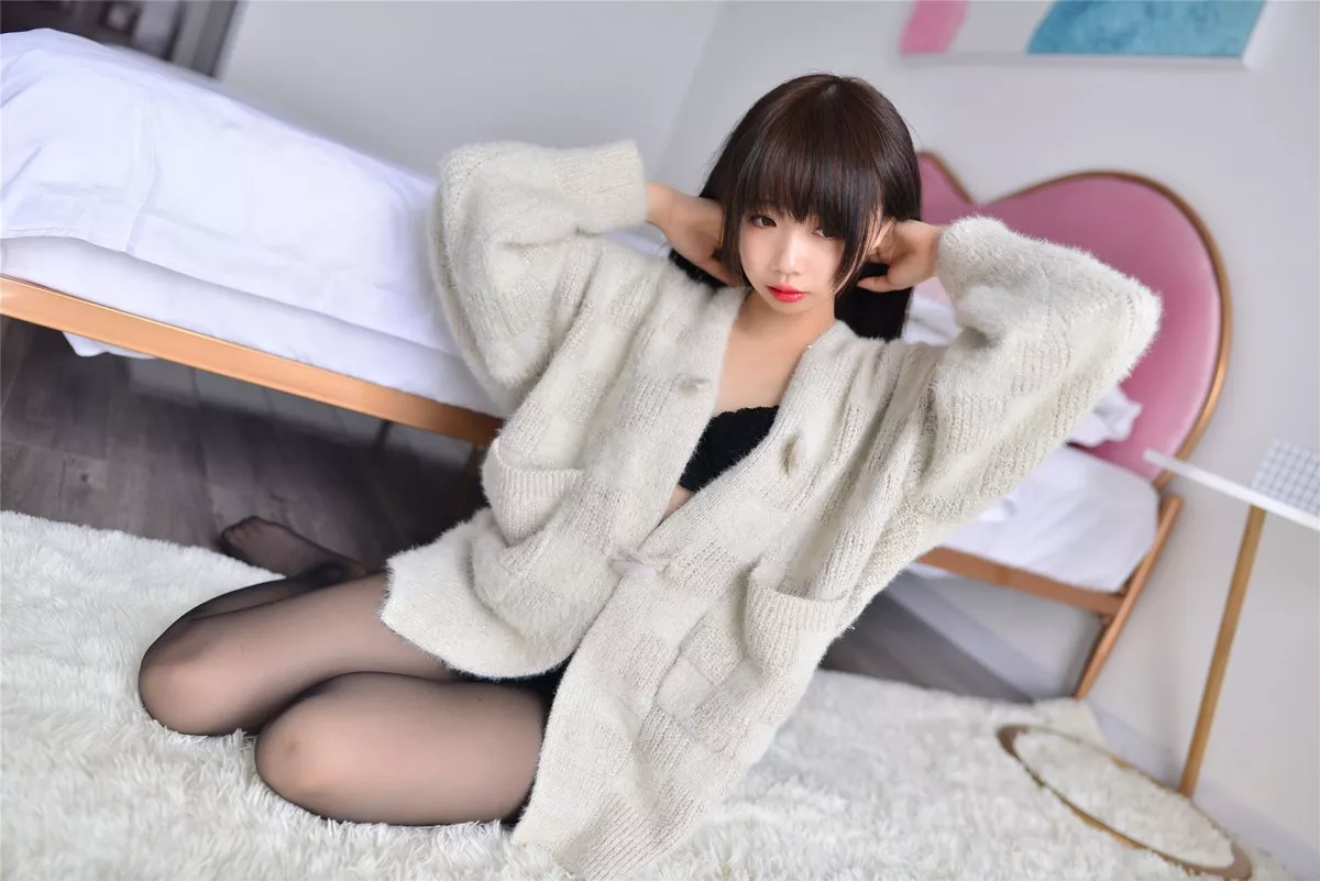 Coser小姐姐雪琪毛衣主题私房半脱露黑色蕾丝内衣配黑丝裤袜秀美腿诱惑写真34P