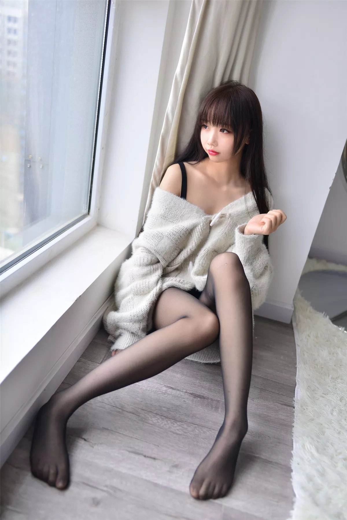 Coser小姐姐雪琪毛衣主题私房半脱露黑色蕾丝内衣配黑丝裤袜秀美腿诱惑写真34P