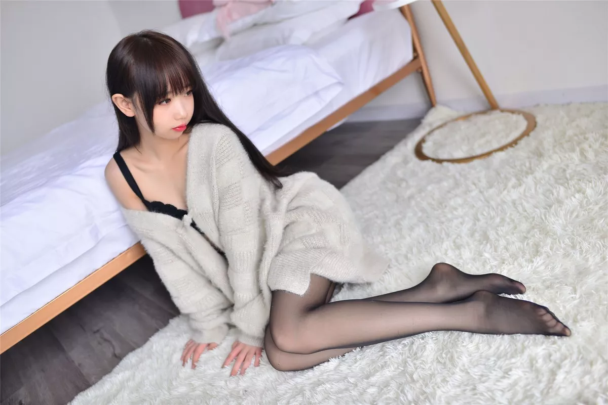 Coser小姐姐雪琪毛衣主题私房半脱露黑色蕾丝内衣配黑丝裤袜秀美腿诱惑写真34P