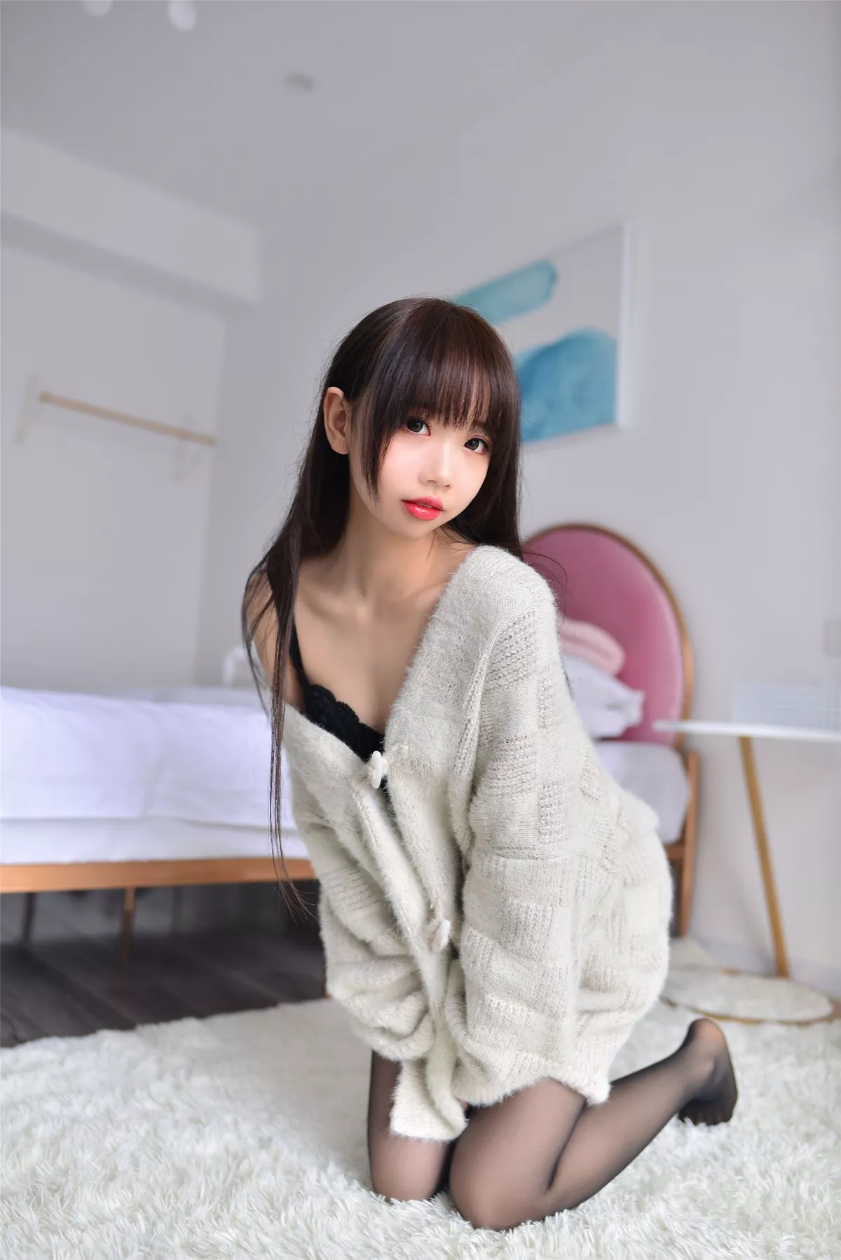 Coser小姐姐雪琪毛衣主题私房半脱露黑色蕾丝内衣配黑丝裤袜秀美腿诱惑写真34P