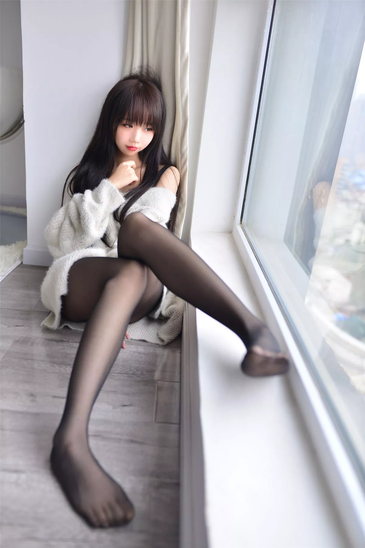 Coser小姐姐雪琪毛衣主题私房半脱露黑色蕾丝内衣配黑丝裤袜秀美腿诱惑写真34P