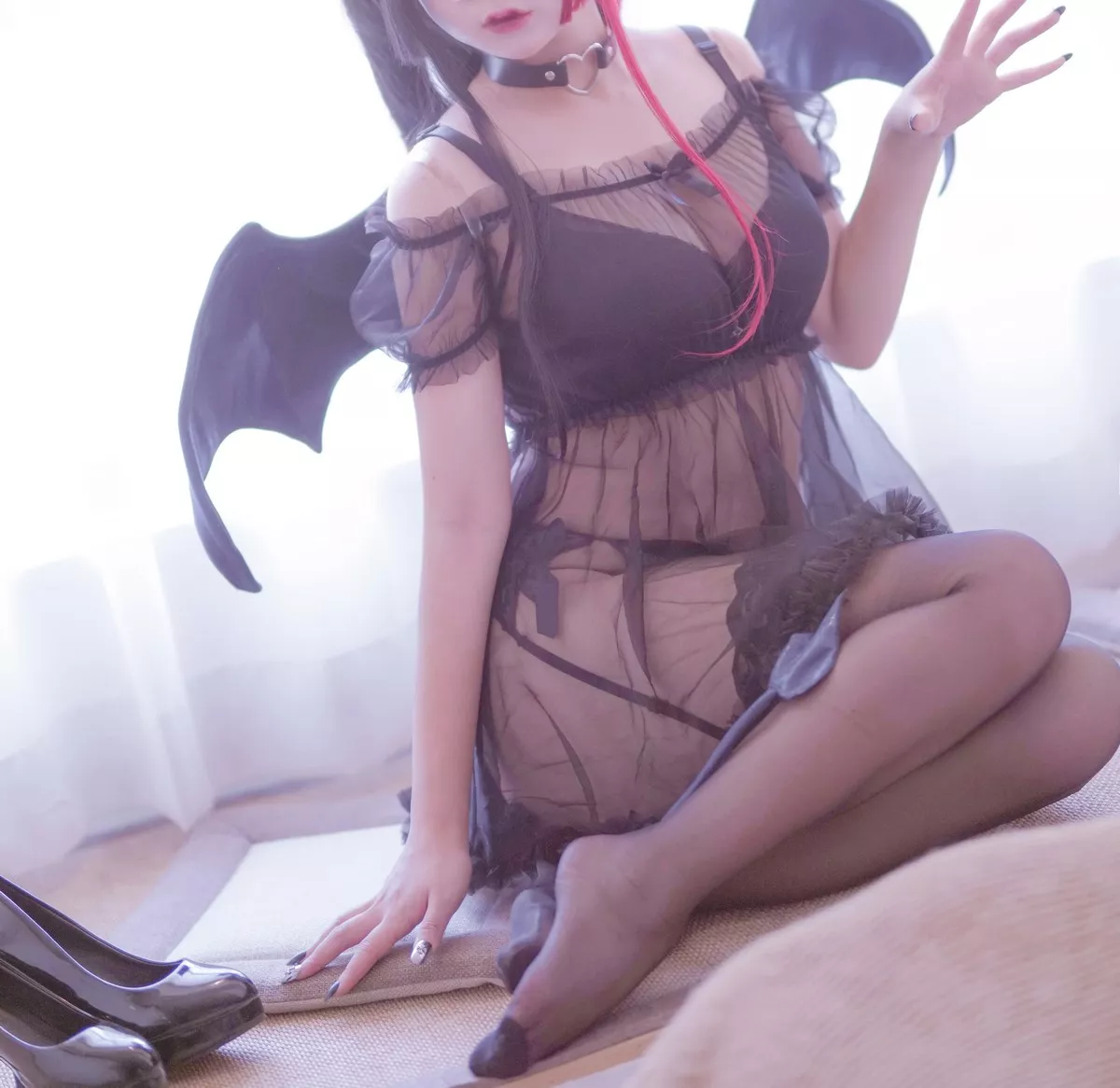 人气Coser日奈娇红色使魔主题私房性感黑色薄纱服饰配蕾丝吊袜惹火诱惑写真40P