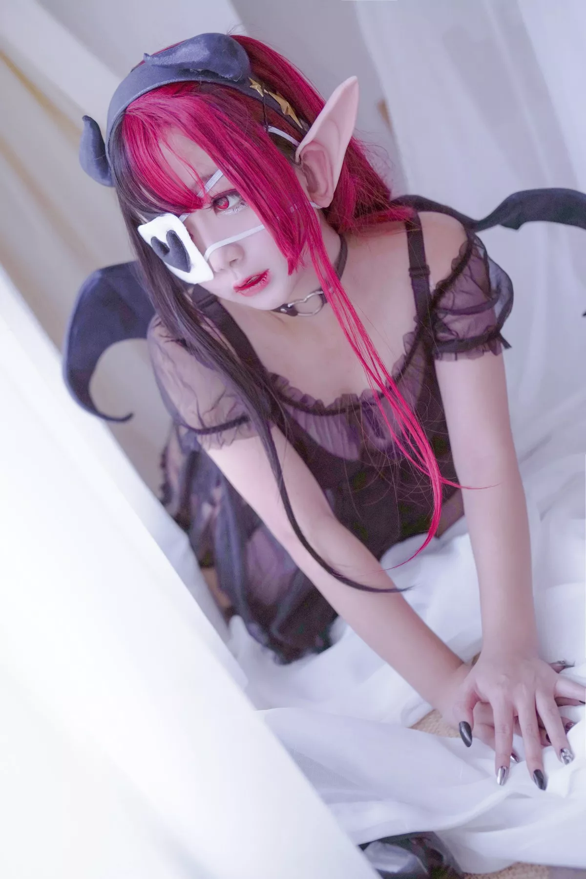 人气Coser日奈娇红色使魔主题私房性感黑色薄纱服饰配蕾丝吊袜惹火诱惑写真40P