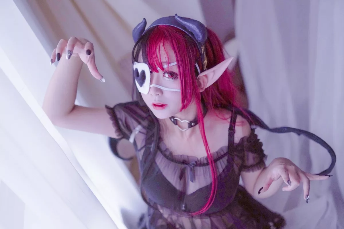 人气Coser日奈娇红色使魔主题私房性感黑色薄纱服饰配蕾丝吊袜惹火诱惑写真40P