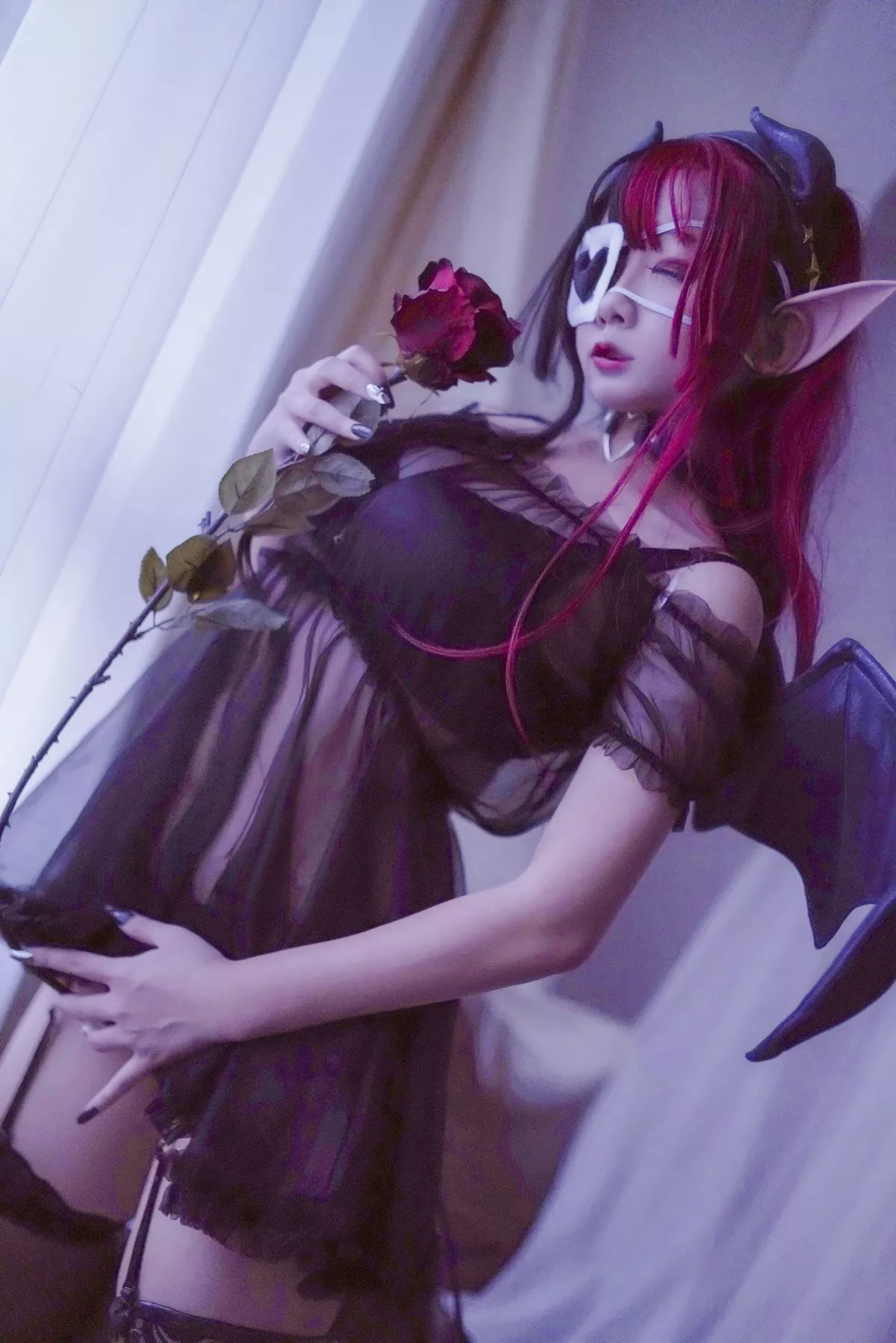 人气Coser日奈娇红色使魔主题私房性感黑色薄纱服饰配蕾丝吊袜惹火诱惑写真40P