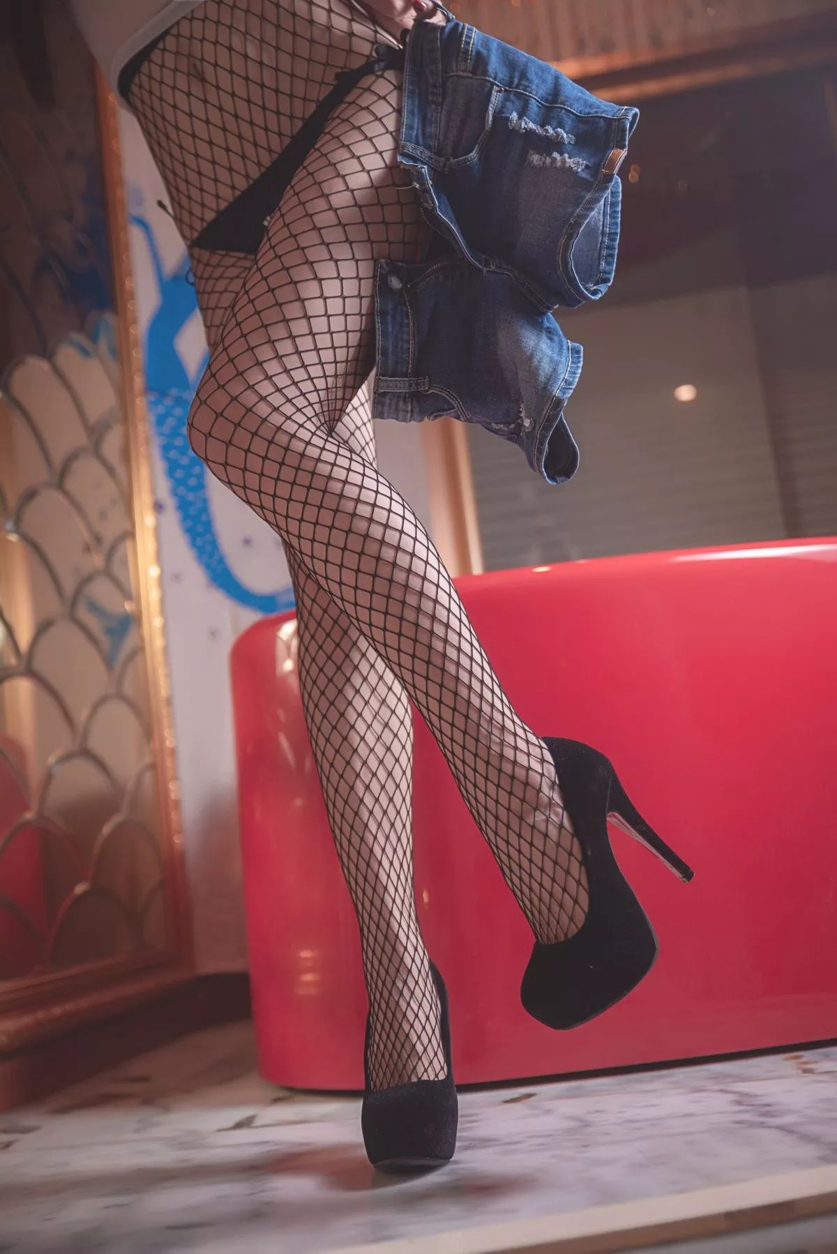 微博红人Coser婴紫透明短T主题私房性感低胸连体衣+半撩露豪乳胶带遮点诱惑写真36P