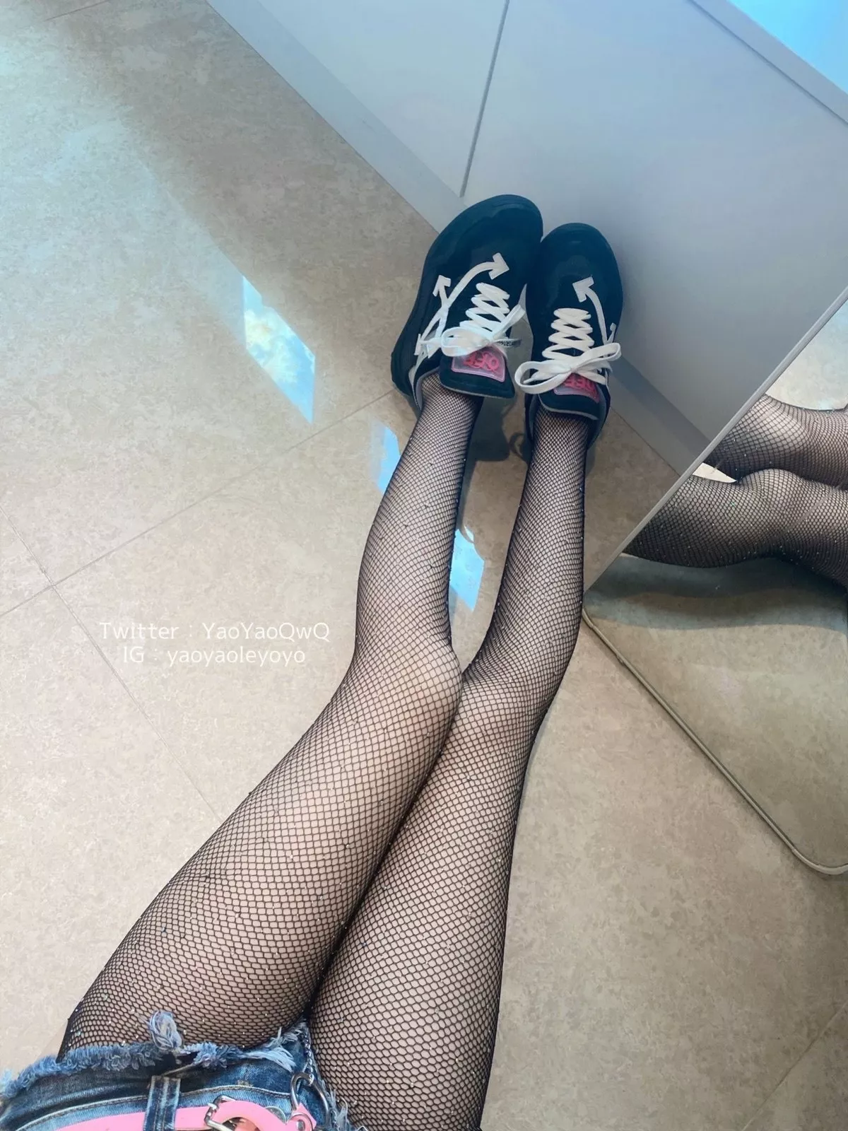 萌妹子Coser摇摇乐yoyo私房性感自拍主题居家齐逼牛仔裤配黑丝网袜诱惑写真72P