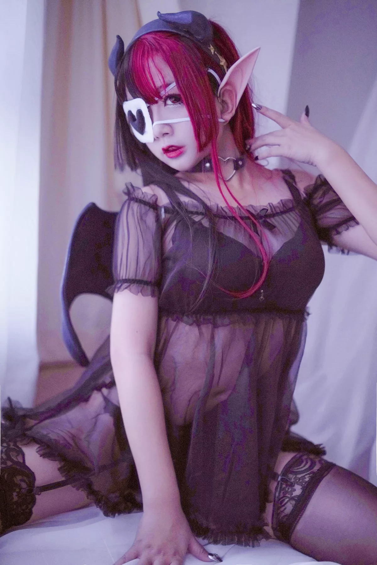 人气Coser日奈娇红色使魔主题私房性感黑色薄纱服饰配蕾丝吊袜惹火诱惑写真40P