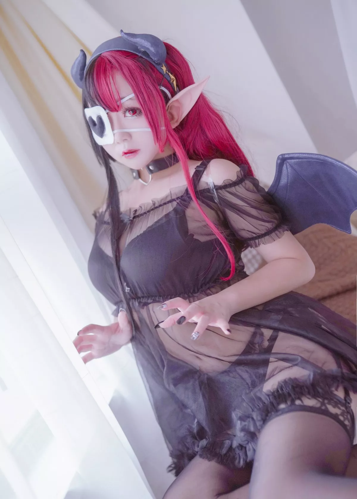 人气Coser日奈娇红色使魔主题私房性感黑色薄纱服饰配蕾丝吊袜惹火诱惑写真40P