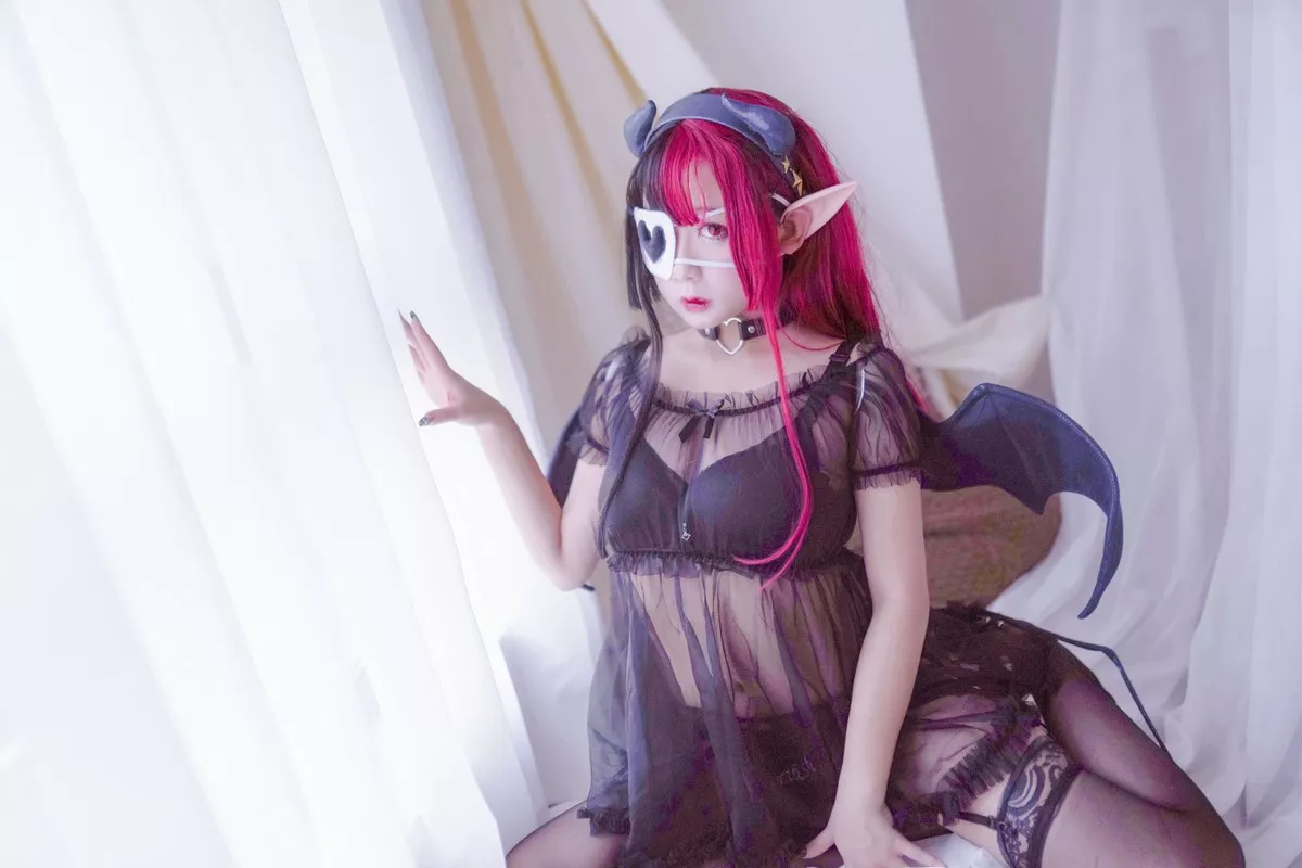 人气Coser日奈娇红色使魔主题私房性感黑色薄纱服饰配蕾丝吊袜惹火诱惑写真40P