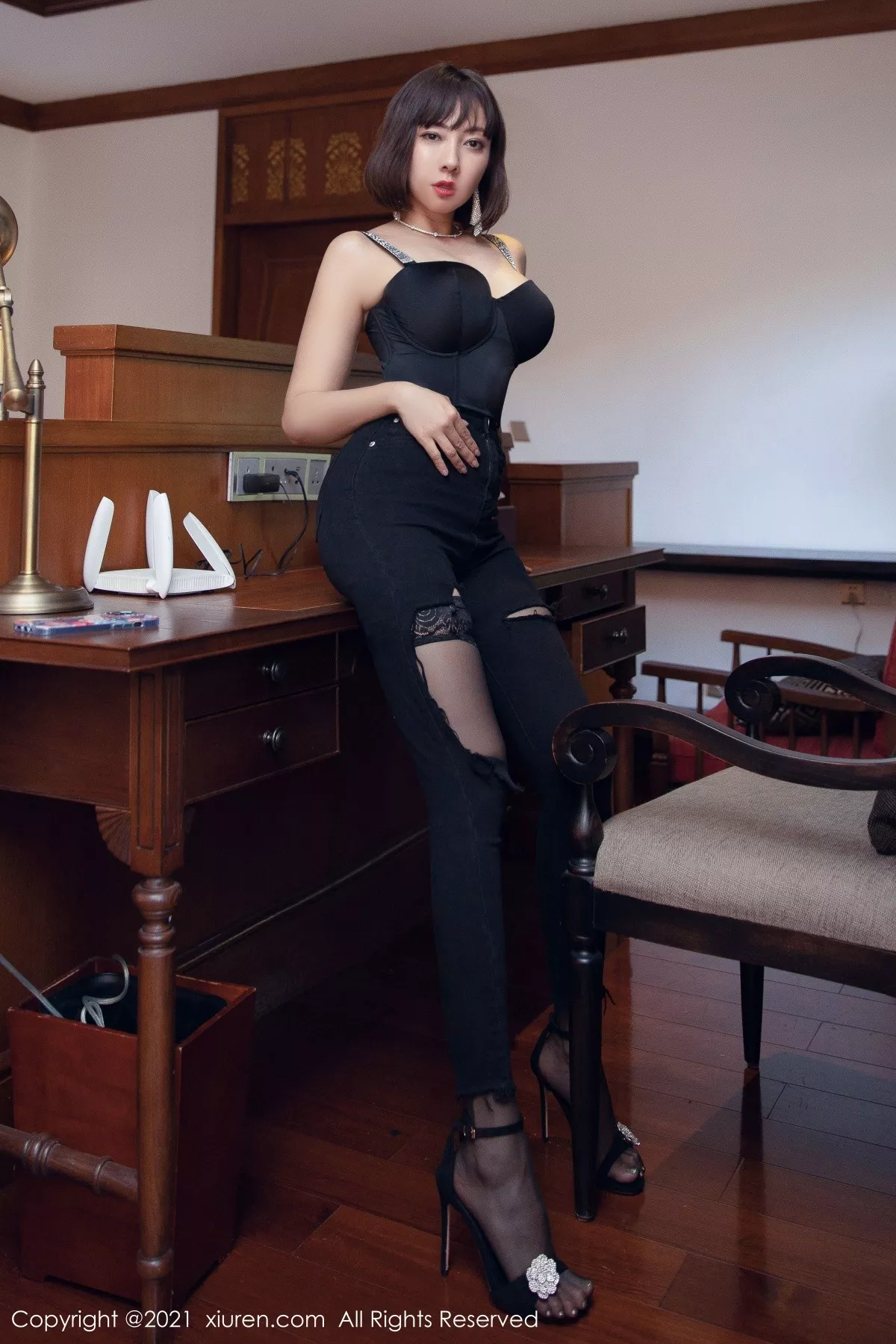 XiuRen第4277期_御姐果儿Victoria西双版纳旅拍性感内衣配蕾丝吊袜撩人诱惑写真48P