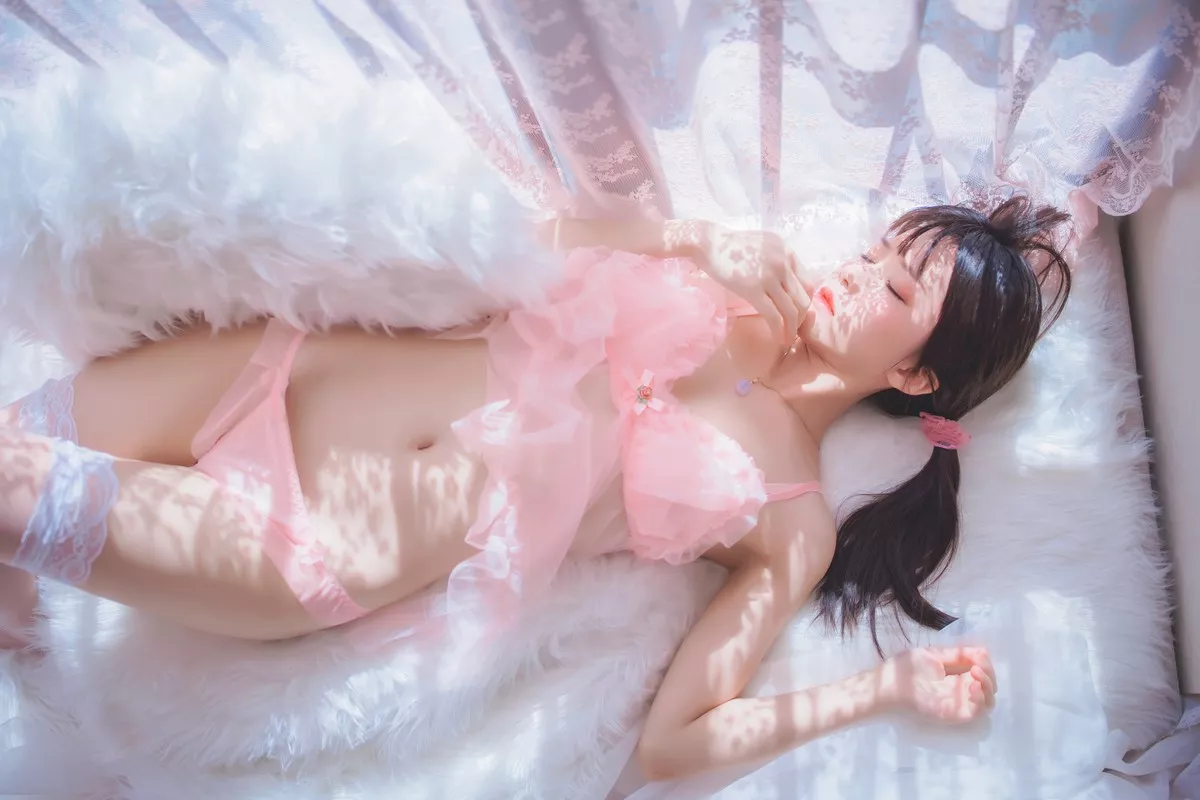 网络美女桜桃喵初恋的感觉主题私房床上性感粉色薄纱睡衣配蕾丝袜诱惑写真69P