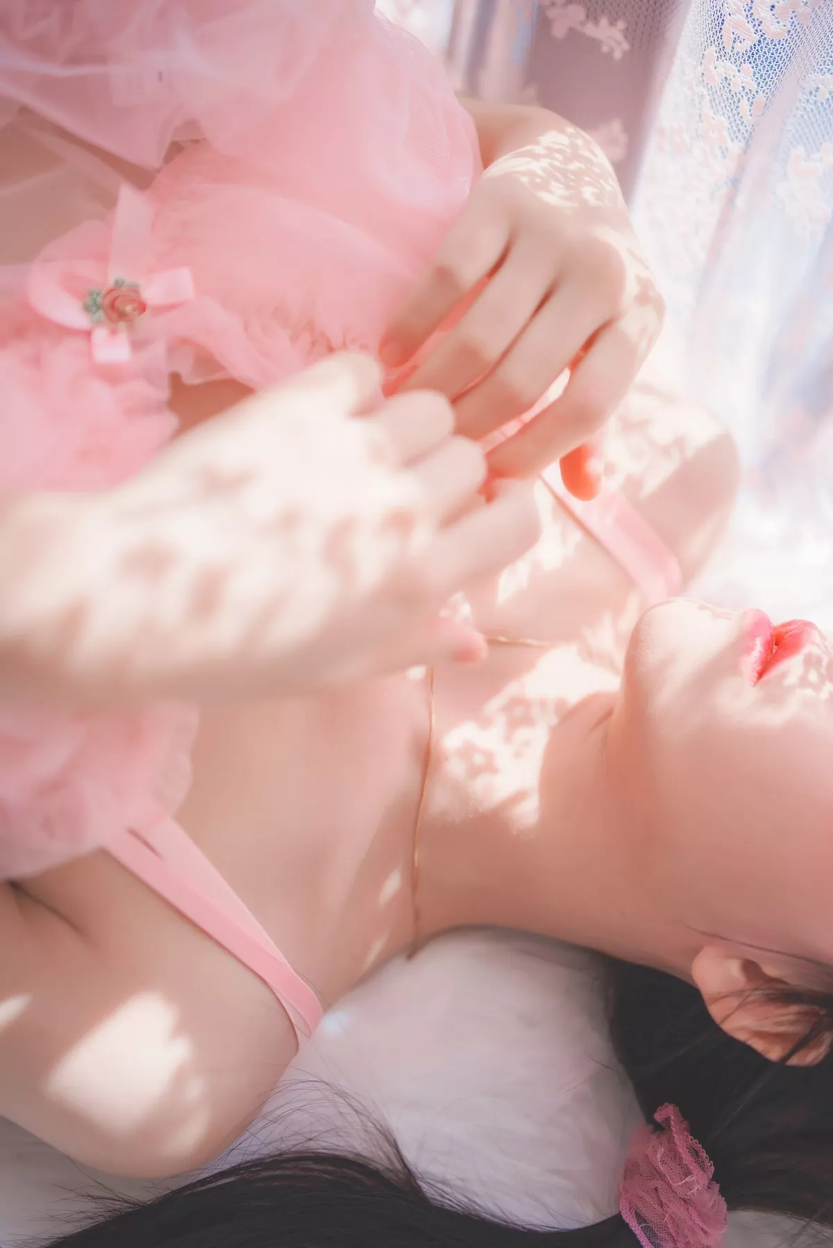 网络美女桜桃喵初恋的感觉主题私房床上性感粉色薄纱睡衣配蕾丝袜诱惑写真69P