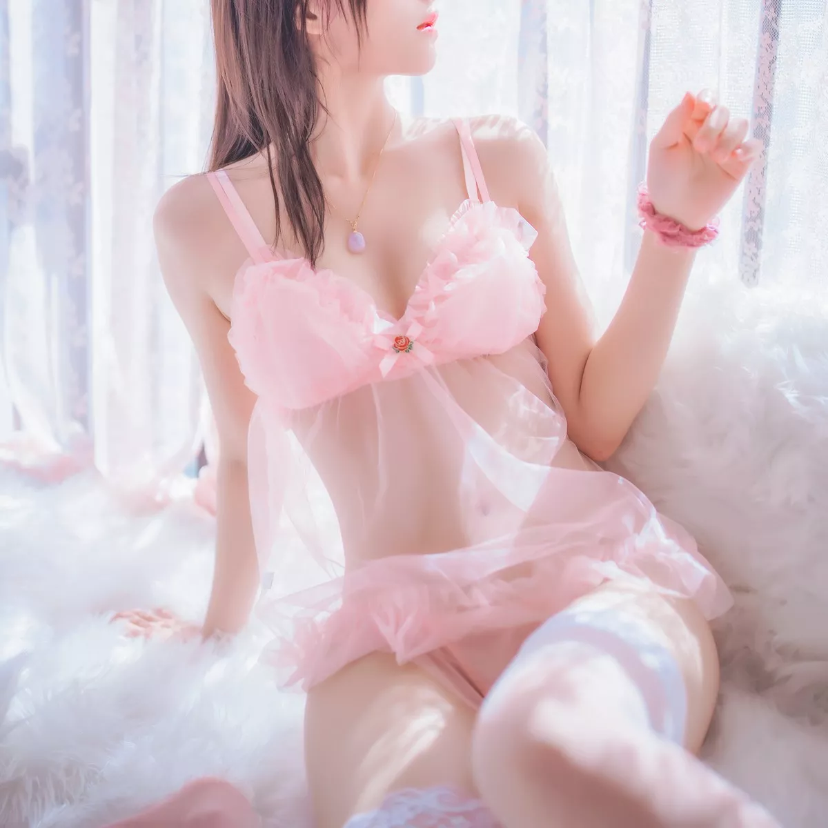网络美女桜桃喵初恋的感觉主题私房床上性感粉色薄纱睡衣配蕾丝袜诱惑写真69P