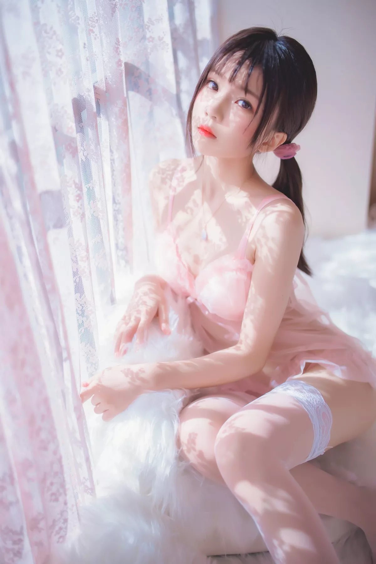 网络美女桜桃喵初恋的感觉主题私房床上性感粉色薄纱睡衣配蕾丝袜诱惑写真69P