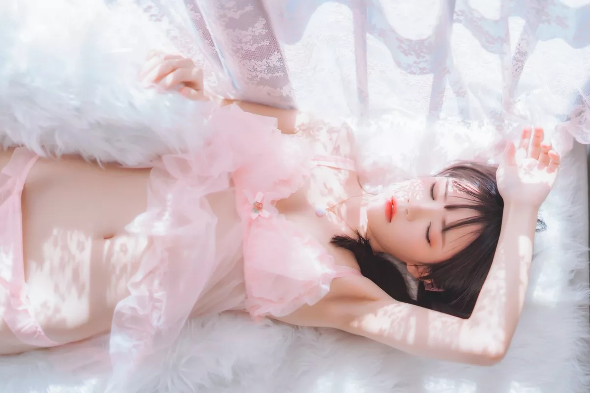 网络美女桜桃喵初恋的感觉主题私房床上性感粉色薄纱睡衣配蕾丝袜诱惑写真69P