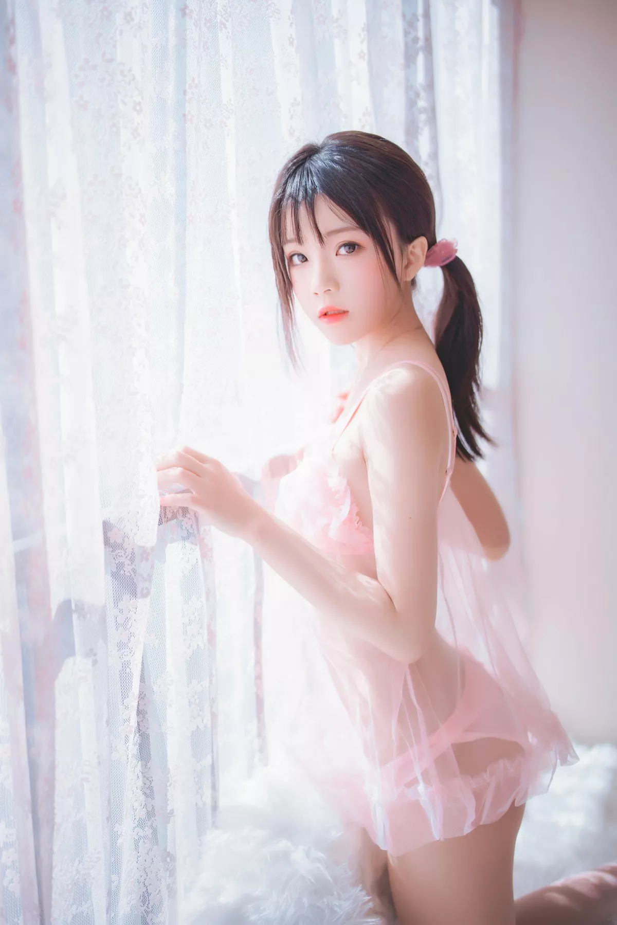 网络美女桜桃喵初恋的感觉主题私房床上性感粉色薄纱睡衣配蕾丝袜诱惑写真69P