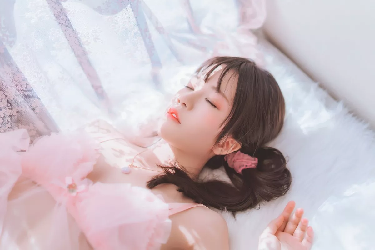 网络美女桜桃喵初恋的感觉主题私房床上性感粉色薄纱睡衣配蕾丝袜诱惑写真69P