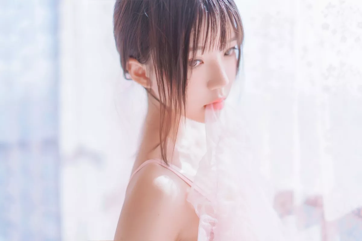 网络美女桜桃喵初恋的感觉主题私房床上性感粉色薄纱睡衣配蕾丝袜诱惑写真69P