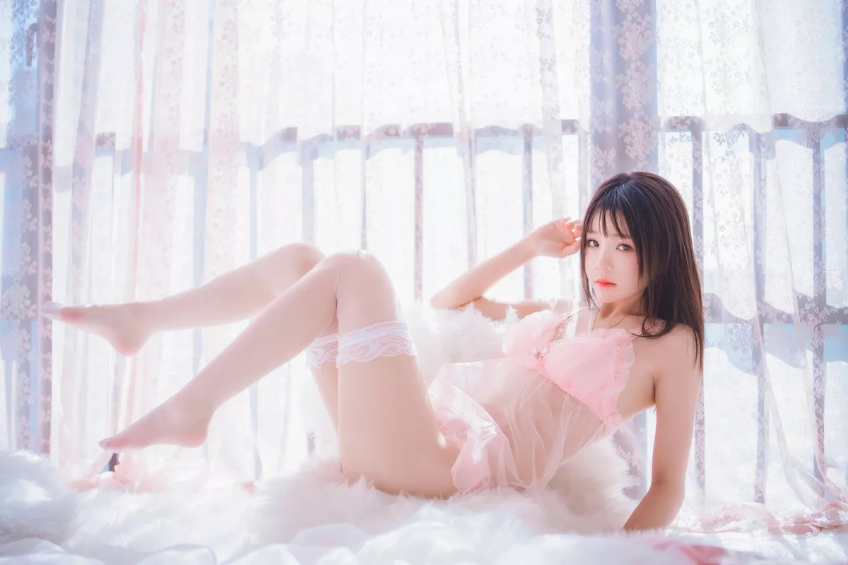 网络美女桜桃喵初恋的感觉主题私房床上性感粉色薄纱睡衣配蕾丝袜诱惑写真69P