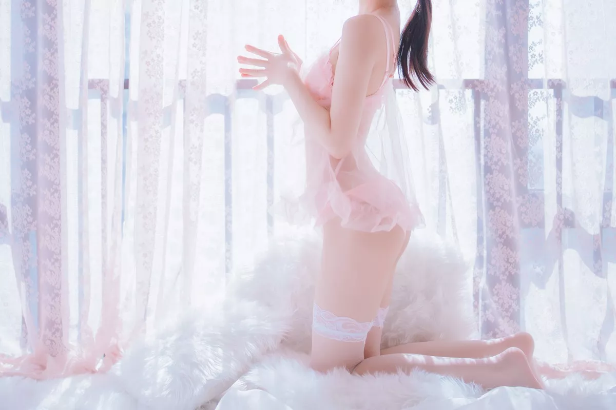 网络美女桜桃喵初恋的感觉主题私房床上性感粉色薄纱睡衣配蕾丝袜诱惑写真69P