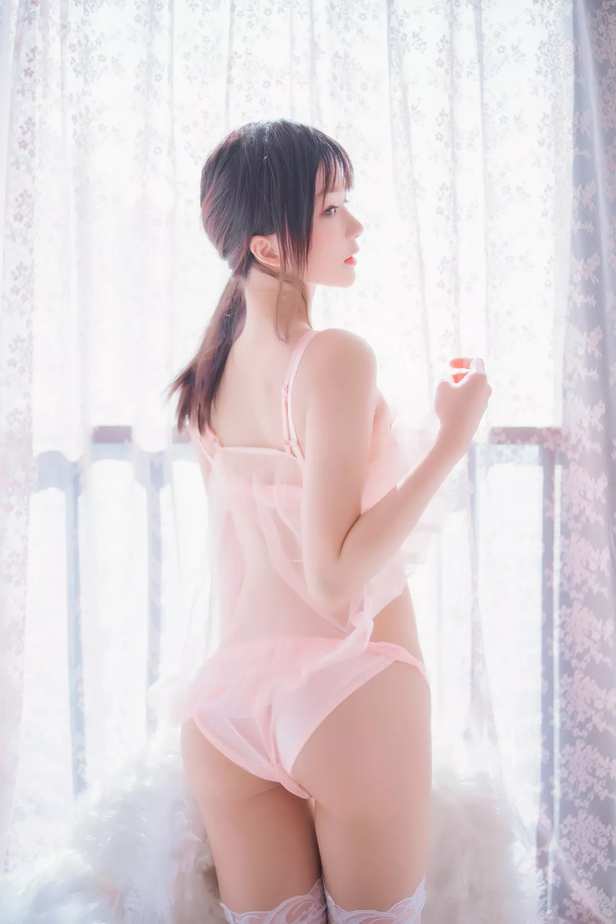 网络美女桜桃喵初恋的感觉主题私房床上性感粉色薄纱睡衣配蕾丝袜诱惑写真69P
