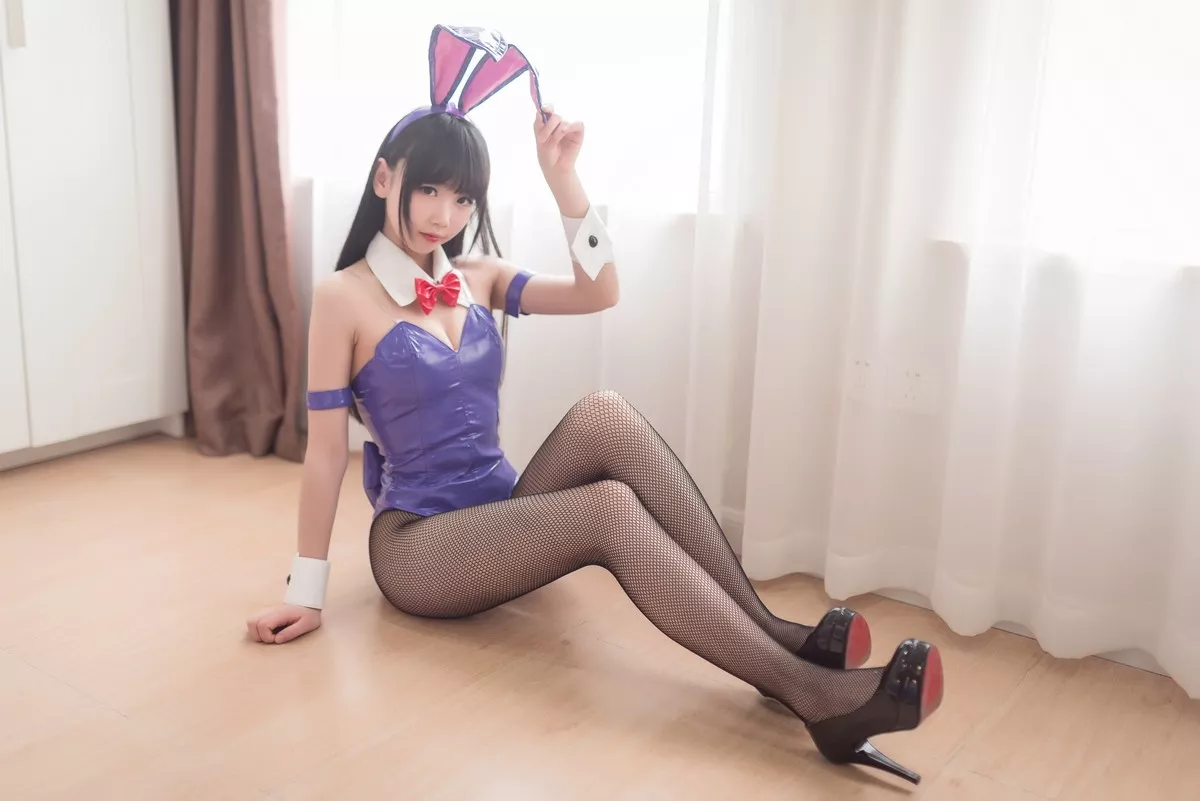 Coser小姐姐雪琪兔女郎主题私房皮质高叉连体衣配黑丝网袜秀翘臀美腿诱惑写真58P