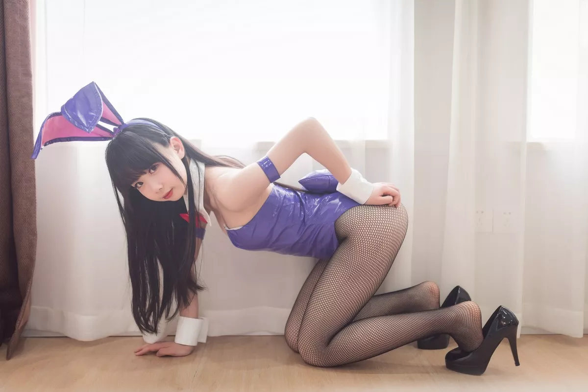 Coser小姐姐雪琪兔女郎主题私房皮质高叉连体衣配黑丝网袜秀翘臀美腿诱惑写真58P