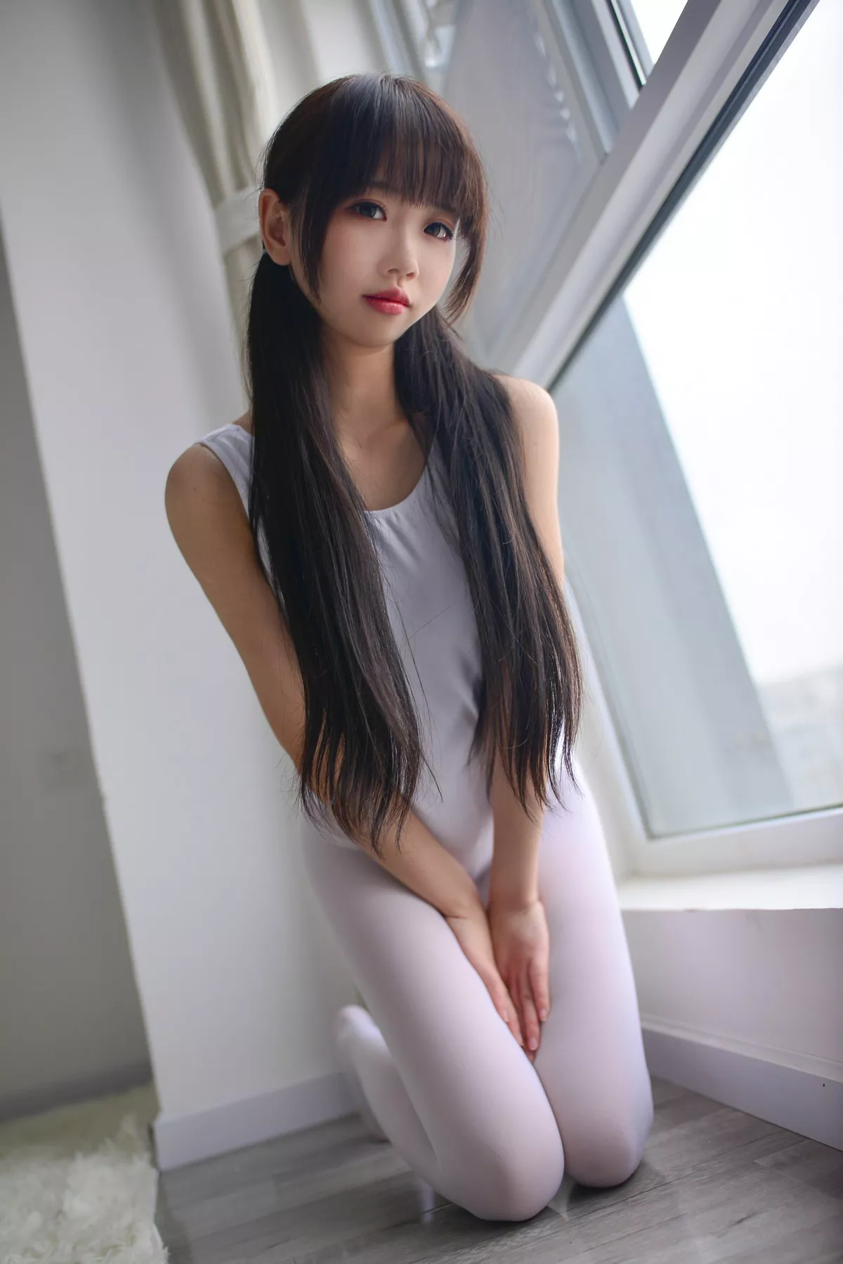 Coser小姐姐雪琪双马尾体操服主题私房窗台性感白色服饰配白丝裤袜诱惑写真25P
