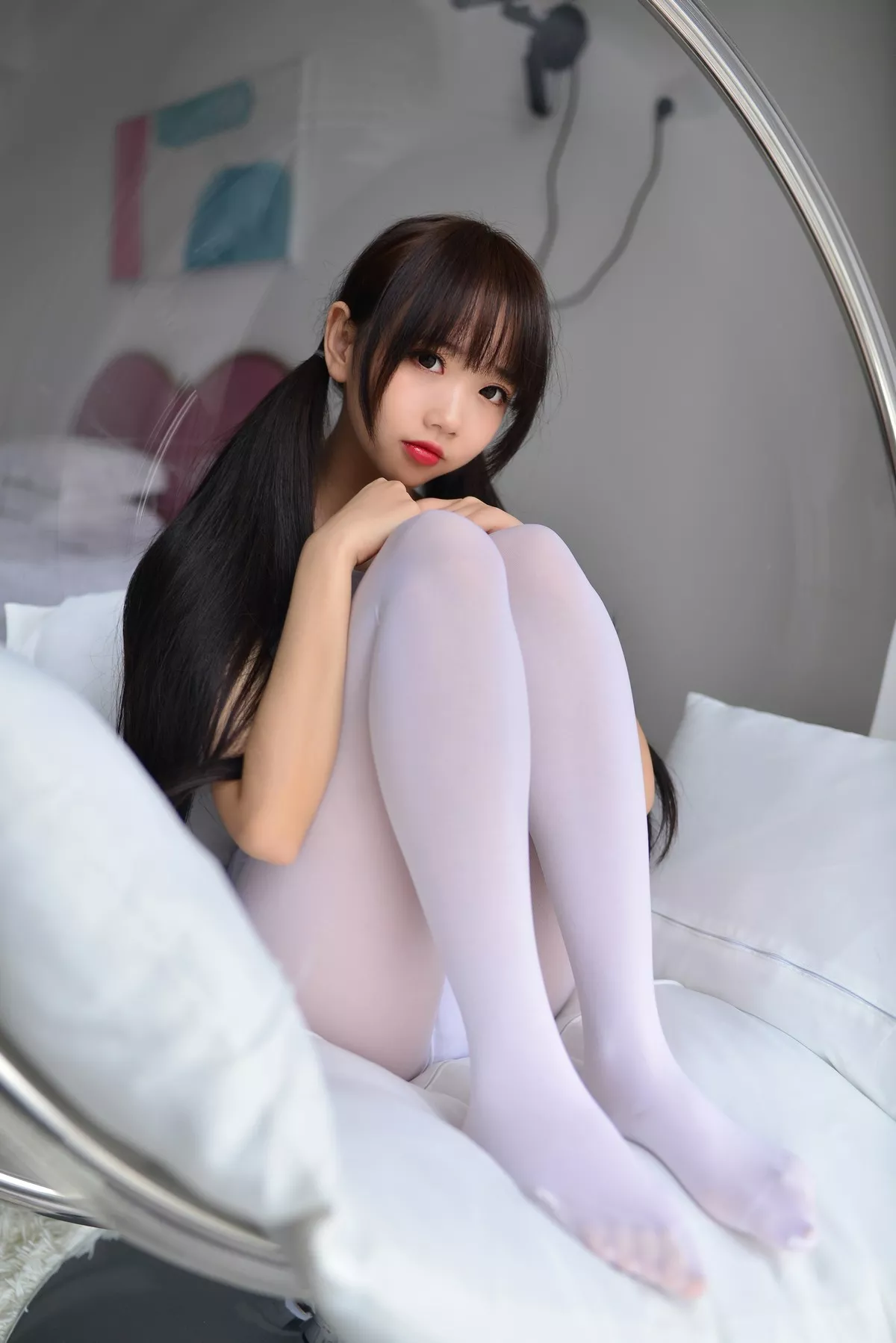 Coser小姐姐雪琪双马尾体操服主题私房窗台性感白色服饰配白丝裤袜诱惑写真25P